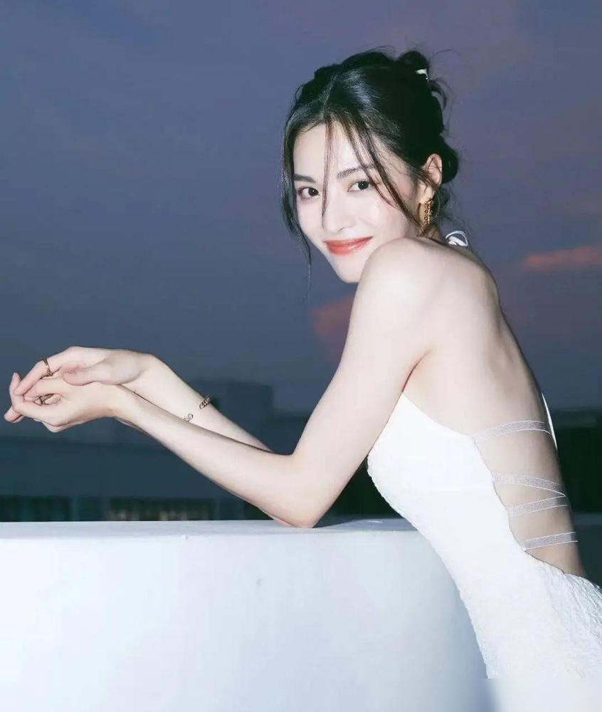 钟楚曦的身材，根本不是饿出来的。
她工作室每周雷打不动泡健身房3次，但她不迷信举铁。拳击、攀岩、游泳换着来，弹力带、壶铃往死里招呼，平板支撑是底线。
为了一个镜头，她能连续15天练到腿软扶墙。拍《芳华》那会儿，每天负重卷腹300个。人家等电梯靠墙静蹲，化妆都在练腹式呼吸。
吃饭更狠，剧组聚餐只