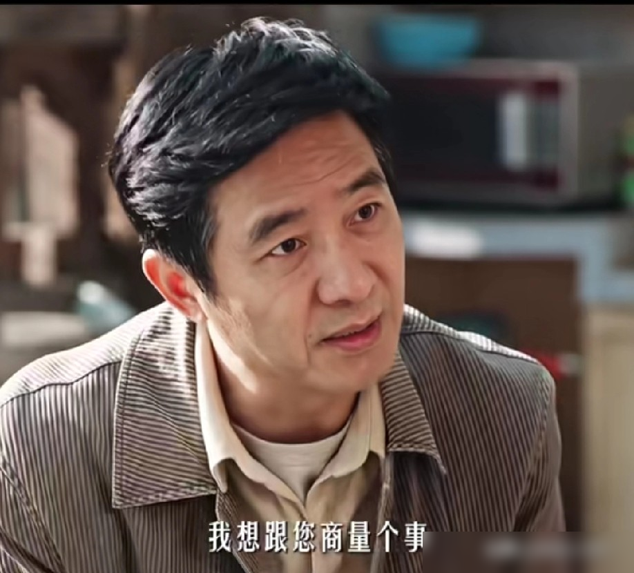 郭晓东跪下去那一刻，弹幕全炸了。
《生逢其时》里曹东方为了凑儿子曹信留学的钱，去当保安，蹲在路边给人擦鞋。擦的还是他以前开除过的下属。对方翘着二郎腿，他低着头，一下一下擦得特别认真。弹幕里全在刷看哭了这爹当得太窝囊。转头回家，他翻出房本，准备把唯一一套房卖了。
郭晓东这次演得真狠。全程没吼一嗓子
