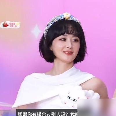 杜华直播里直接甩出一句“谢娜私下老撮合你俩”，谢娜当场脸色就变了，手直摆，嘴里喊着“别别别”。那慌张劲儿，隔着屏幕都替她尴尬。
赵丽颖倒稳，笑着把话头接过去，轻飘飘一句带偏，没让场子冷下来。结果扭头杜华就开始推货，赵丽颖坐旁边，半天没个正脸镜头。
拿闺蜜私房话当引流钩子，用完就晾一边。这操作，也