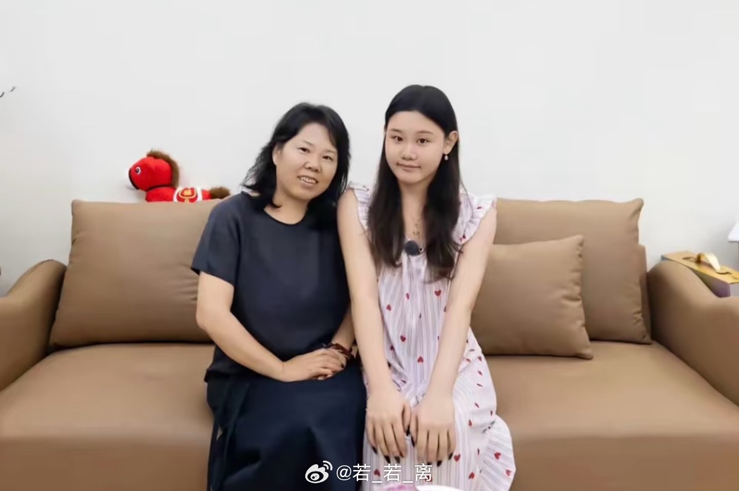 张家齐妈妈在节目返场中主动找心理专家李松蔚做咨询，当面坦言“我女儿是天才，我是笨蛋”“她在我手里长这么大真是不容易”，还主动提出加微信，承诺以后用“成年人跟成年人”的方式多释放善意、少管教批评。  一