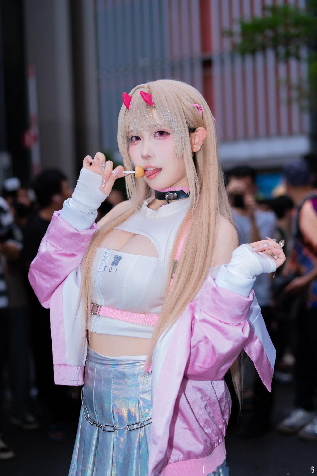 #猎人拍漫展#
2026 39 广 州 莹 火 虫 漫 展 外 场！
胜利女神 妮姬
想要收藏原图的朋友，请看置顶！(展示为精修图)
摄影后期：本人 ​