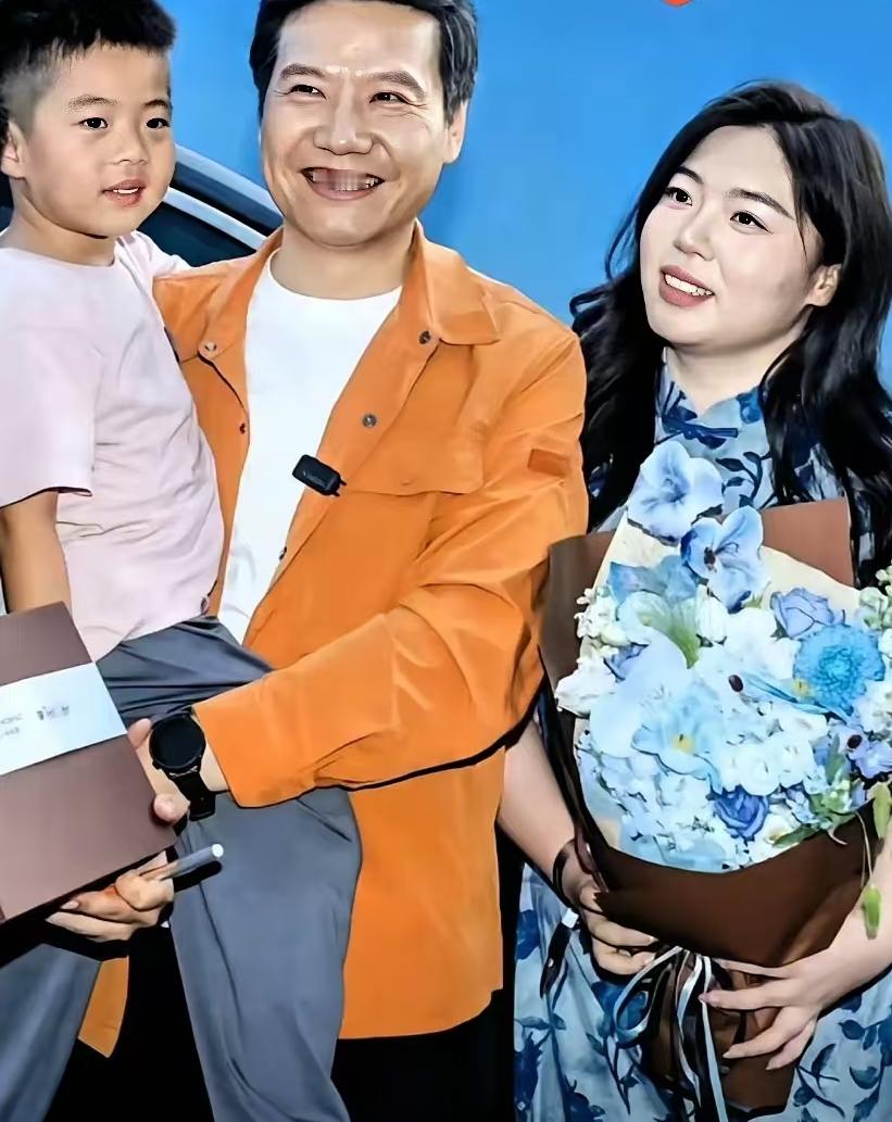 谁能想到，坐拥千亿身家的企业创始人，会放下所有身段，弯腰迁就孩童、亲手为车主交付爱车？
 
近期小米澎程上海站首批新车交付仪式火爆出圈，彻底刷新了大众对车企品牌交付的认知。小米创始人雷军亲临交付现场，全程摒弃了传统企业大佬的高台落座模式，全程站立在新车旁，为30位首批车主一对一完成交付仪式。亲手开启