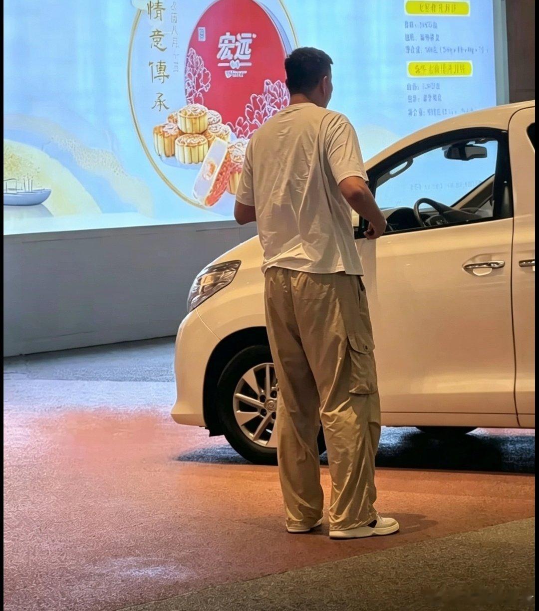许久未见的杜峰专门来到东莞，为广东男篮陈老板庆生，同时也见到老板娘和爱徒！人情世故方面拿捏的可以的！ ​