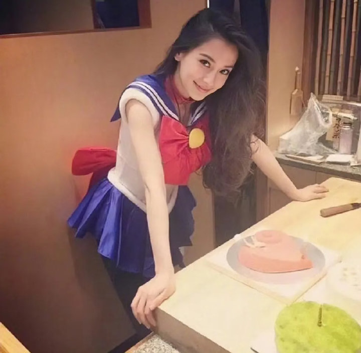 有一个女孩很喜欢水冰月

#Angelababy# [兔子]#杨颖# ​