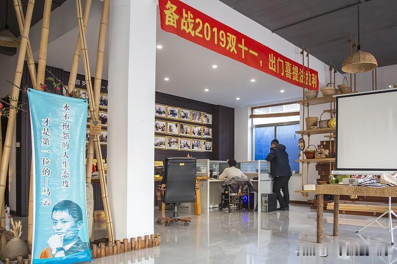 格力人事大调整！董明珠退出格力电商法人岗位，格力直播要变天？
 
董明珠 格力 电商直播 家电企业
近日，一条工商变更信息引发行业热议。国家企业信用信息公示系统显示，9月16日，格力电子商务有限公司发生人事调整，董明珠卸任这家全资子公司法定代表人、执行董事，夏光辉卸任经理，张幸磊接任法定代表