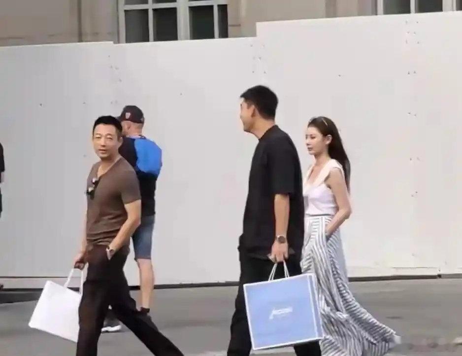 汪小菲夫妇瑞士被偶遇！马筱梅自带大美女气质，生图无滤镜。 ​