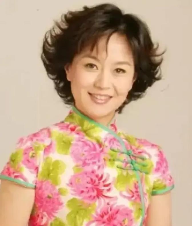1999年，鞠萍向丈夫提出了离婚，丈夫却提出孩子和钱只能带走一样。鞠萍一听就知道他打的什么主意。可鞠萍不忍孩子留在这里，最终放弃了财产。
 
她收拾行李时动作很轻，只拿了几件自己和孩子的衣服。蒋启星坐在客厅沙发上，一直没抬头。鞠萍把行李箱拉链拉上，顿了顿，开口说：“翼遥的东西我下周来拿。”
 
蒋启