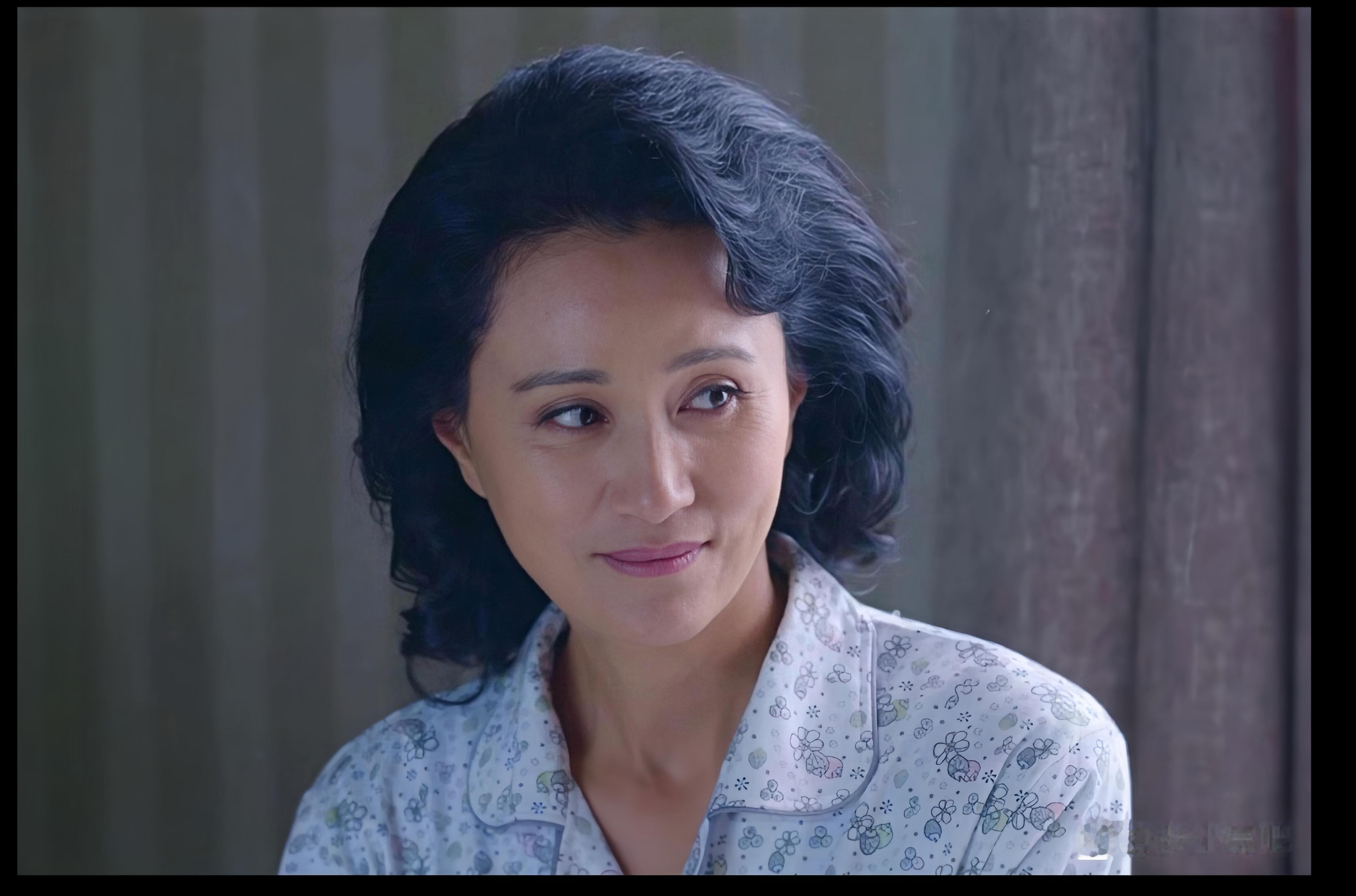 一部积压12年的剧零宣传空降卫视，结果弹幕全在骂婆婆。
2014年拍的《别对爱撒谎》，娄艺潇刚演完胡一菲，谭松韵还在里面打酱油。张小磊演的那个算计婆婆，把婚姻背后的利益账算得明明白白。
当年都市家庭剧扎堆，这剧没挤上窗口，一压就是12年。如今风向早转古装悬疑，它反倒成了压箱底老剧的典型。
画风