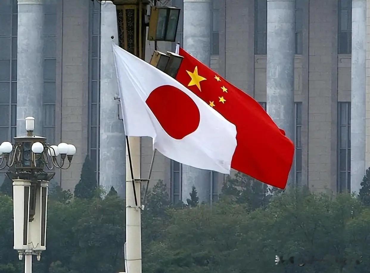 中日经贸遇阻！关西80人商界访华团被调整行程

近日，有日媒爆料：关西工商界原定10月的80人访华大团，被中方以“10月档期太满”为由，访问计划延后到11‑12月进行。

自从去年11月日本首相高市早苗发表涉台错误言论之后，中日双边关系一度陷入低潮。

眼下日本不少企业都希望扩大对华投资，根据相关调