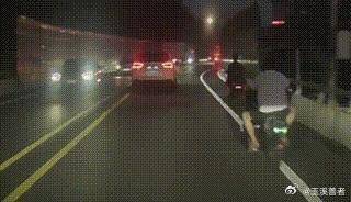 电动自行车违规开上快速路，车辆突然撞上护栏，两人摔倒在地。在此提醒广大...