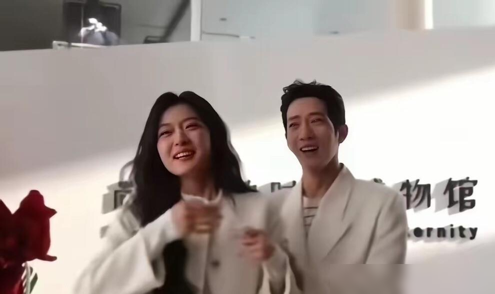 追了十年的偶像成了戏里的爱人，杀青那天孙千哭到说不出话，井柏然却已经抽身走人。
《早春晴朗》拍完最后一场，孙千情绪彻底崩了。不是演的，是十年追星路突然踩空。她微博里写过，井柏然是她入行的理由。现在人就在面前，抱过，吻过，连呼吸都交换过。可一喊卡，对方低头看手机，像从没认识过她。
花絮里井柏然擦掉
