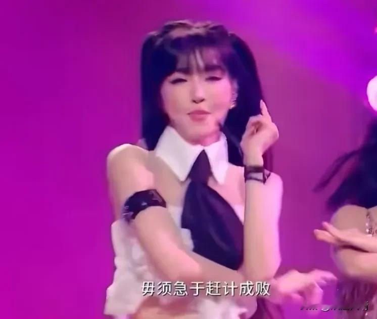 太离谱了！30年唱歌经验的专业歌手谢金燕在湾区升明月晚会上，居然是假唱，而且假的明目张胆，连耳麦都没戴，可现场却有她的歌声，她就全程对口型。

而和她搭档的刘雨昕则是拿着话筒，正常真唱。

同一个舞台，表演同一首歌，一个人假唱，一个人真唱，假唱的那个人还是老前辈，这未免有些太离谱，太魔幻了。

像这