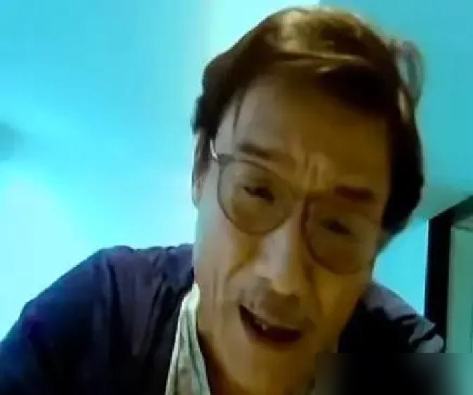 梁家辉给于谦鞠了个90度的躬，腰弯得比徒弟拜师还低。
这位千面影帝进《老江湖》剧组，头一件事不是对戏，是找于谦学相声。一个港普，一个京片子，片场直接开练。谦儿哥赶紧回礼，俩人抱一块儿，旁边人都看愣了。
更绝的是，影帝蹲在马路牙子上，跟群演一块儿扒盒饭，没助理递水，没小灶加菜。
再看戏里，于谦演