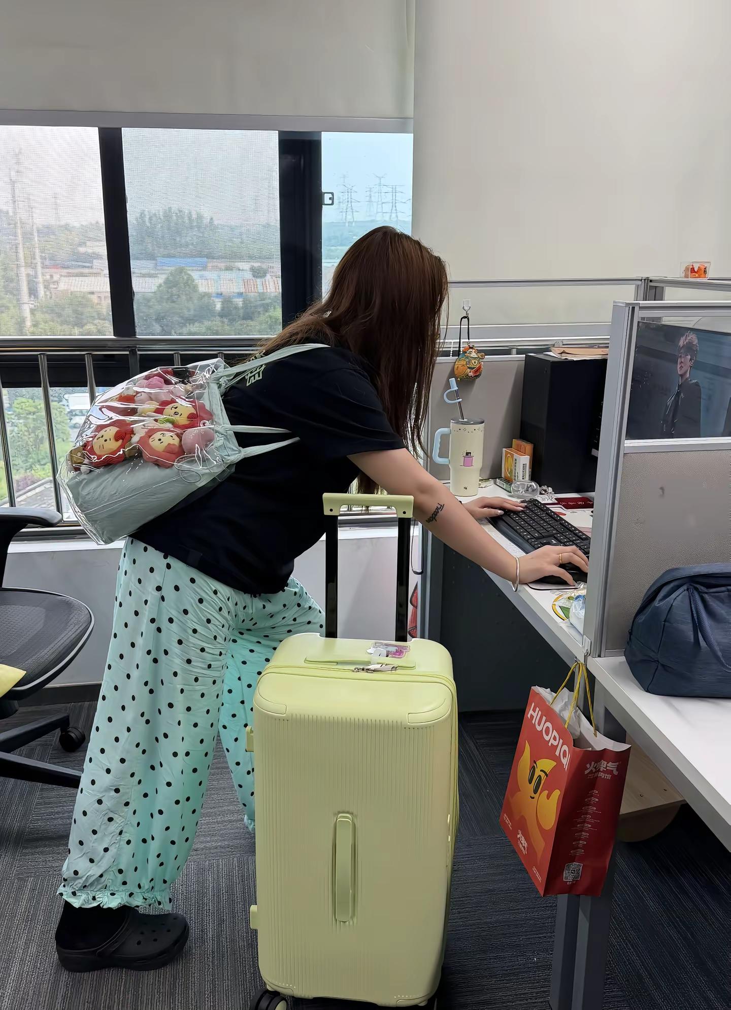 来不及解释了！！！演唱会 打工人的工作状态