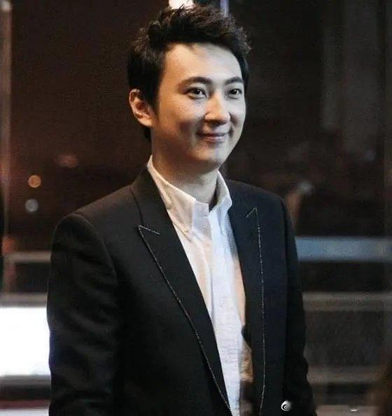 忽然发现景甜长得好像王思聪
难怪一直觉得景甜长得一般 ​