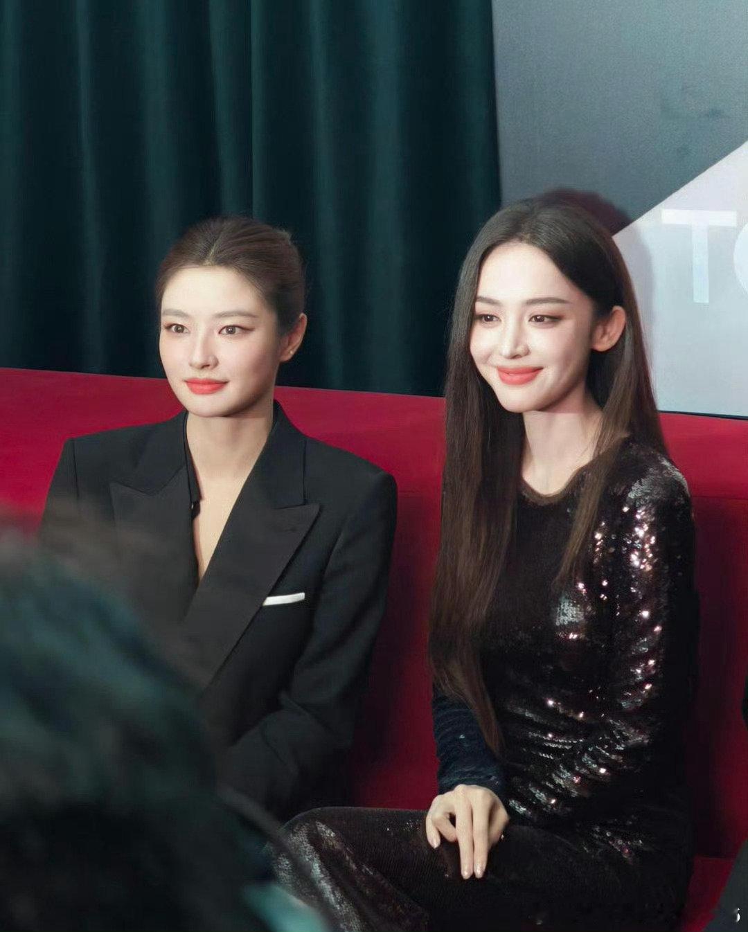 • #TF绝色之夜全员美貌上桌
TOM FORD TF绝色之夜（2026上海品牌活动） 现场生图
从左到右人物：徐若晗、古力娜扎、李昀锐、池昌旭
#TF2026绝色之夜##TF黑金唇雾# ​