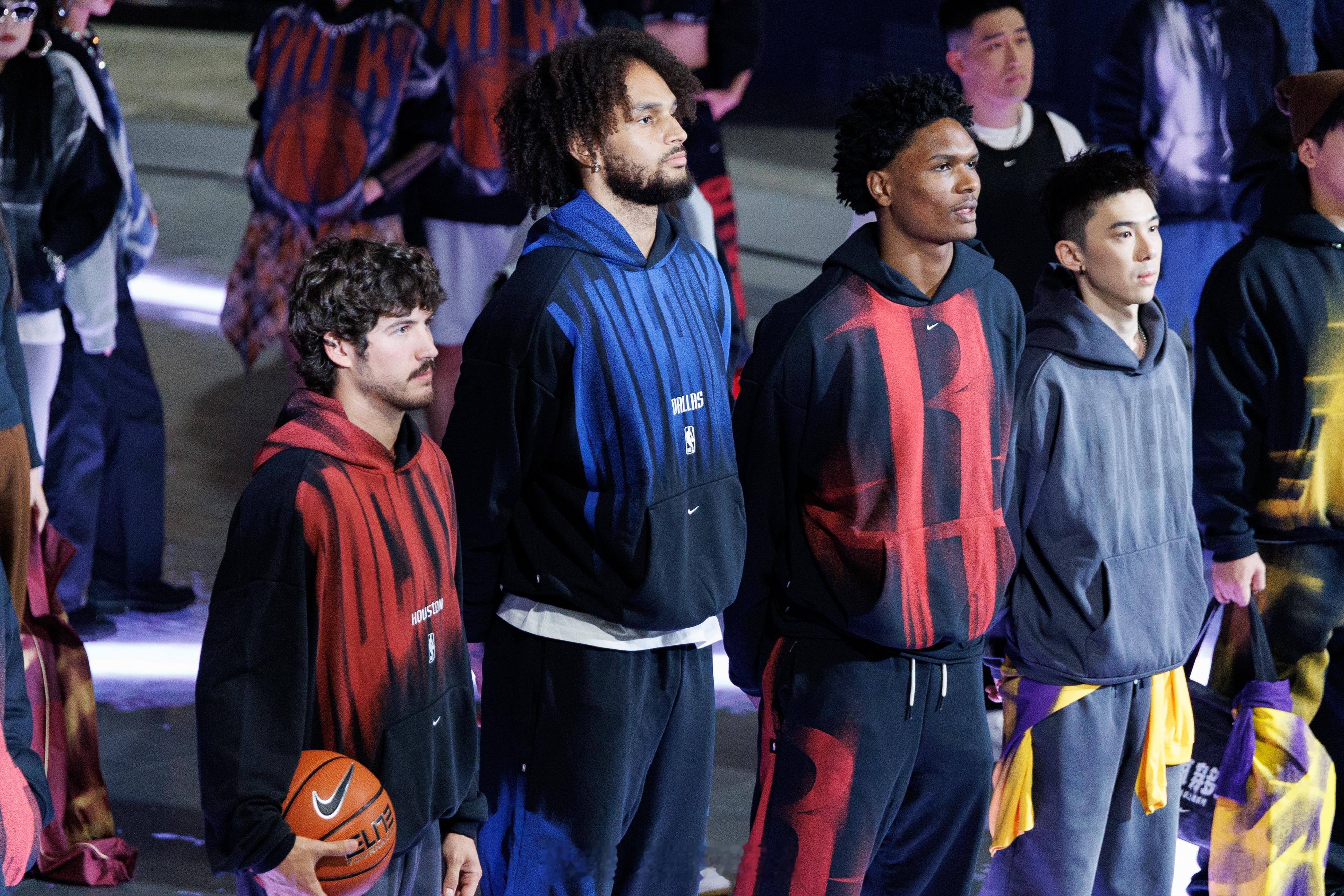 NBA中国赛期间，阿门·汤普森（Amen Thompson）、德里克·莱夫利二世（Dereck Lively II）及里德·谢泼德（Reed Sheppard）惊喜亮相耐克Tunnel Walk。他们上身NBA队之魂系列，与模特、篮球爱好者共同演绎不同球队的专属穿搭造型。从NBA球队的服饰展示，到运动员与球迷的现场互动，耐克将篮球赛场上的竞技 ​