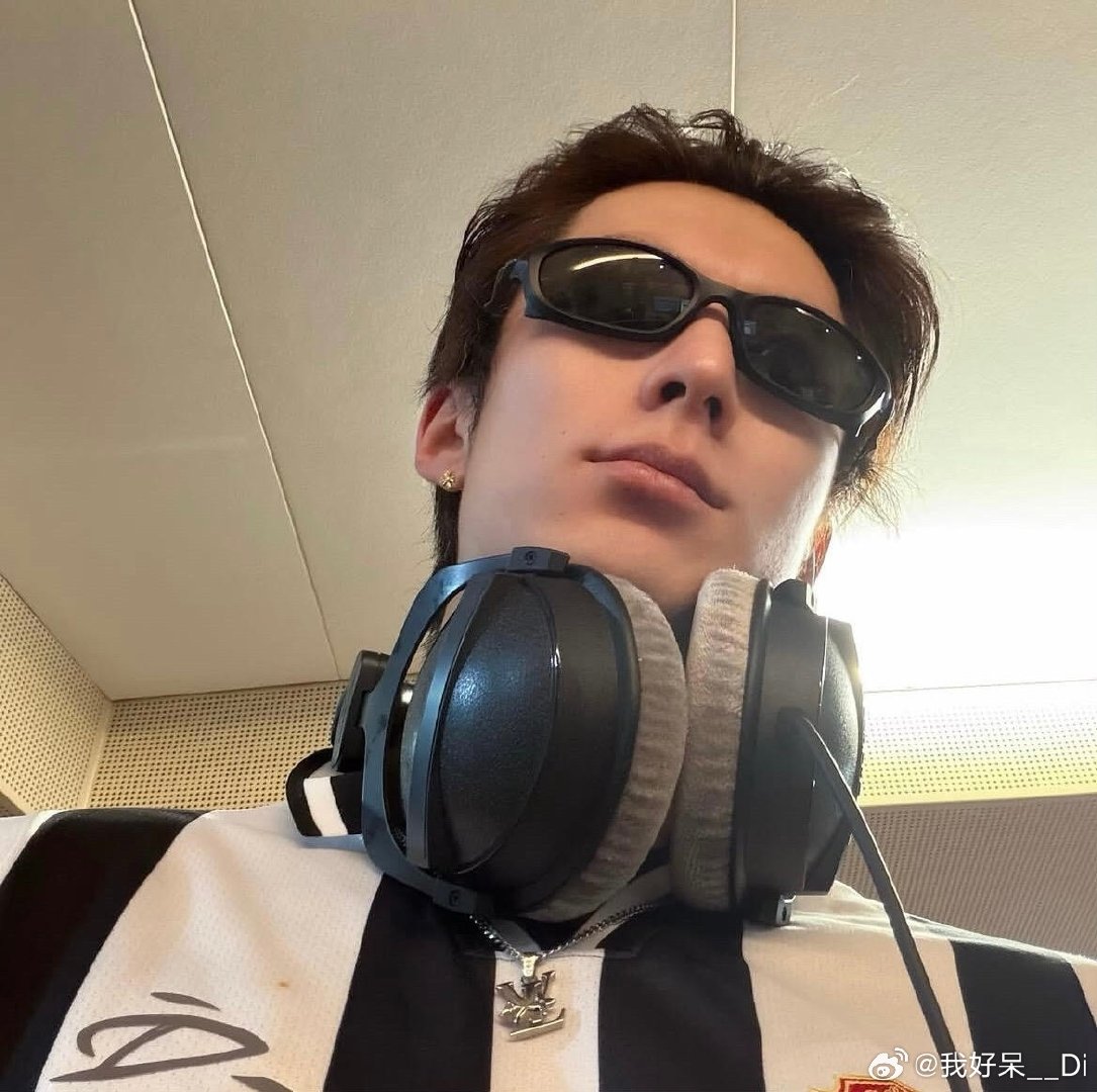 #王鹤棣[超话]#  

哥哥你衣服溅上油点了 寄过来我给你洗洗 ​