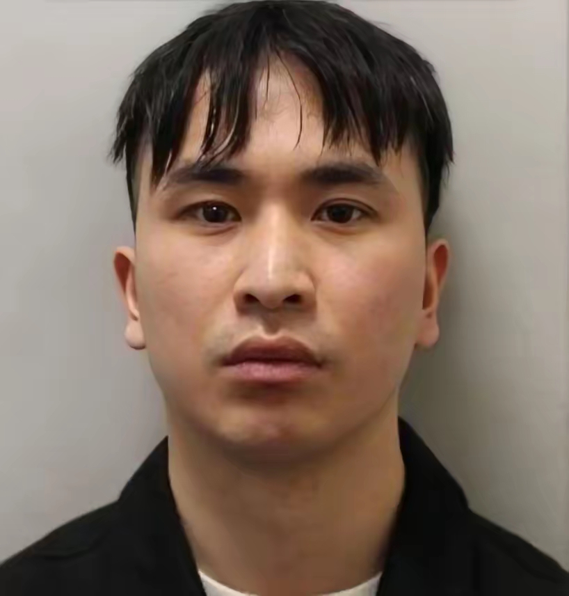 高学历、家境优渥，却干出泯灭良知的事，这个留英博士的案件看完让人后背发凉。拥有博士头衔，家境富足，手握旁人羡慕的资源，本该好好深耕学业，他却放纵内心阴暗的欲望，多名女性站出来控诉他的侵害行为，案件也创下当地性质恶劣的犯罪记录。被判无期之后，他还想用化学阉割换取从轻处理，最后遭到驳回。
 
很多人总觉