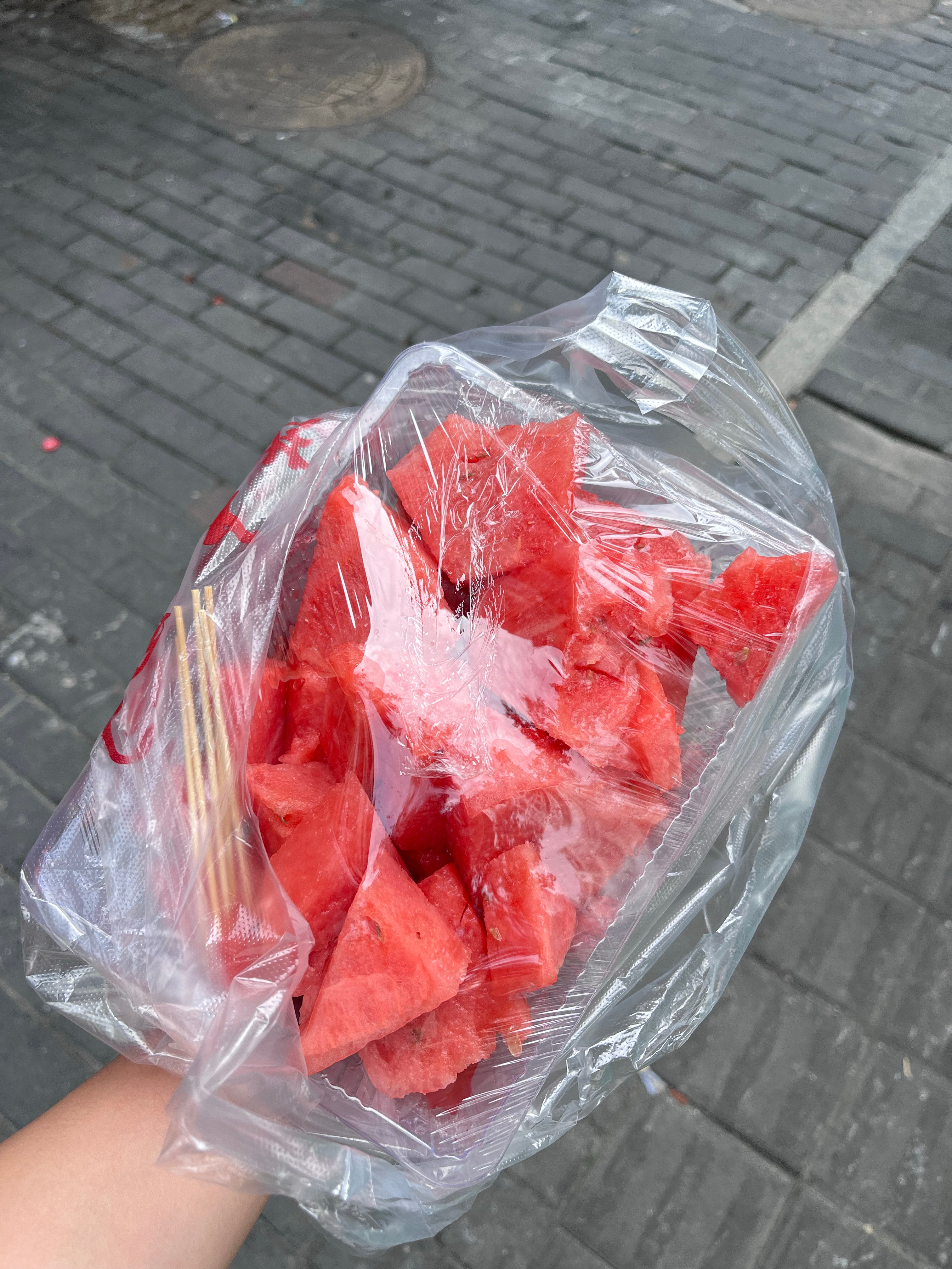 #这段话杀死了我的精神内耗#
起因是我刚去水果店买西瓜，想着一个人吃不了一个，于是问老板：这个西瓜可以就要一点吗？
老师说：最少四分之一。
我：（于是走到一边立马掏出手机，打开百度-搜索-“四分之一是多少”-显示0.25-我又搜索-0.25是多少）
最后也没整明白，我寻思画了圆，然后标出我要的部分 ​