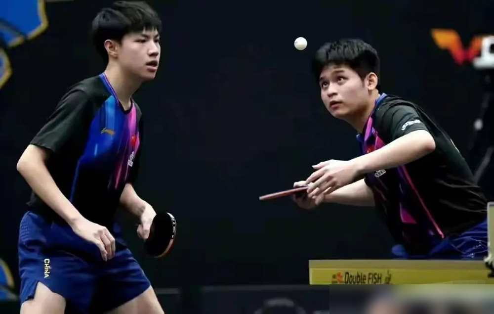 亚运会开赛前10天，国乒男双拆了刚拿世界第一的黄金组合？
2026年6月，林诗栋黄友政这对双右手，终结法国勒布伦兄弟的男双长期霸榜，登顶世界第一，还成WTT美国大满贯头号种子。
这次赛前临时调整，把原定两对右手右手组合拆解，换了新搭档，补跑位和反手短板，稳夺金还兼顾队伍长远发展。
真正的强者，