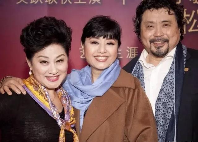 70岁的殷秀梅婚姻观火了！她和法国老公不玩虚的，硬是把夫妻处成了亲兄妹。这种不矫情、不折腾的相处模式，才是真正的人间清醒，把日子过得踏实又通透！
 
早年一段仓促的婚姻，让殷秀梅彻底看透了将就式婚姻的弊端。，年迫于世俗眼光与亲友撮合成婚，婚后才发现两人三观不合、无法同频，于是她在新婚之夜果断提离婚，