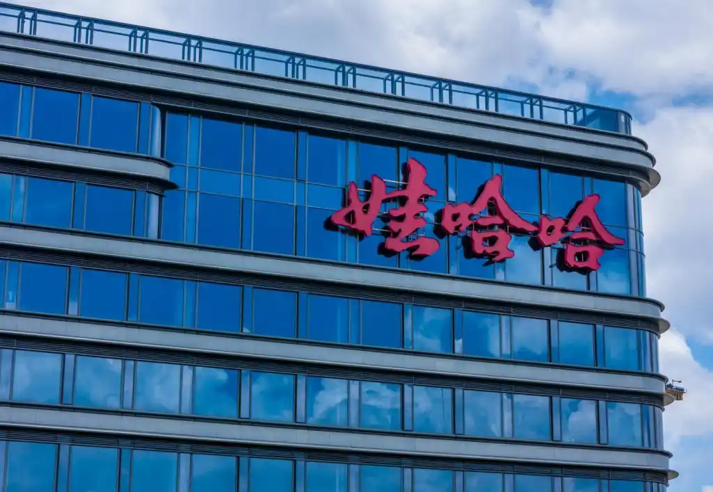 只要我辞职得够快，法院的开庭就追不上我？娃哈哈法人许思敏突然请辞，直接让法院都懵了，本该下月开庭的纠纷案不得不延期。作为宗馥莉最信任的法务军师，许思敏在接手权力不到一年后突然 &34;闪退&34;，这招金蝉脱壳背后，到底是战略收缩还是风险隔离？
 
先把事情捋清楚。据澎湃新闻 10 月 22 日报道，许思敏辞去