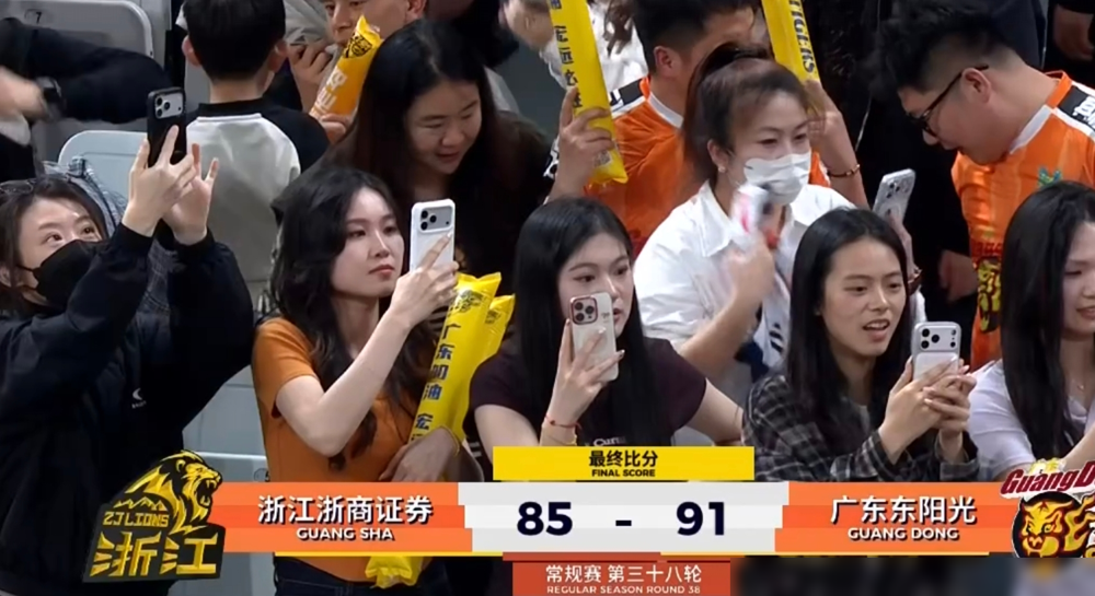 场边被美女围拍的杜锋，宿舍桌上却摆着地黄丸。 广东客战广厦，暂停哨响...