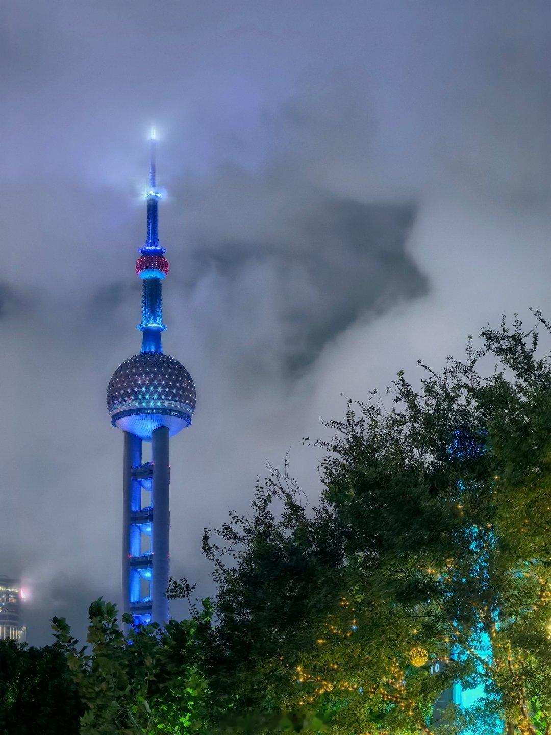 今夜与友在白玉兰广场聚餐之后，一时兴起来黄浦江边小逛，偶遇尚界和凯迪拉克展车…
#微博新知##大v聊车# ​