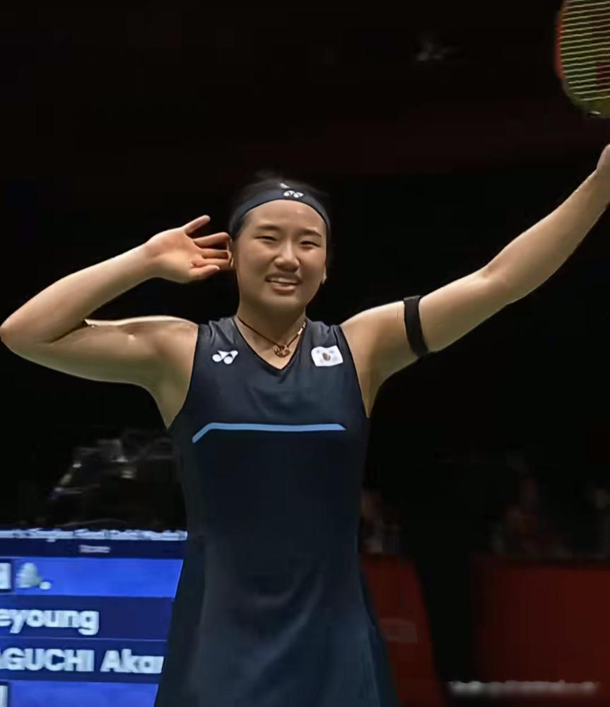 2-0，亚运会羽毛球女单金牌又砸进她兜里了。
24岁的小安子，决赛把山口茜按在地上摩擦。最狠的是那个鱼跃救球，人都飞出去了，球硬是给捞回来。全场都看傻了。
这一年她赢了98.2%的球。记住这个数，不是90，是98.2。别人拼死拼活争第二，她已经在研究下一届了。
更吓人的是，亚运会历史上还没人卫