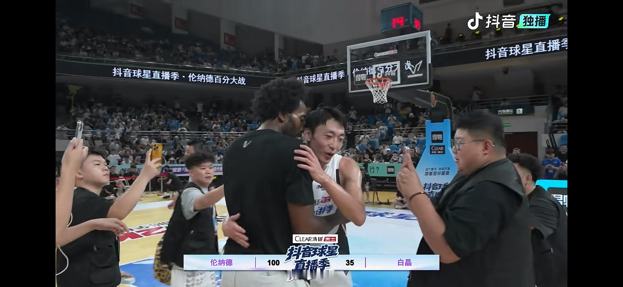 我想和伦纳德单挑，到时候我穿勇士的30号球衣和勇士队的球裤，伦纳德穿马刺队的2号球衣和马刺队的球裤，我和伦纳德单挑，我绝对能超过35分。​