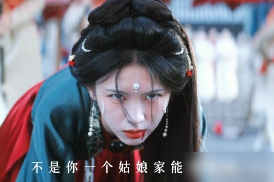 别的恶女靠瞪眼，她靠冷，冷到骨头缝里那种。
周也演《少年的你》魏莱，大二接的第二个角色。一张清纯脸，眼神一沉就是校园霸凌头子，皮笑肉不笑最瘆人。靠这股子反差，直接让人记住她。
转头演《山河令》顾湘，鬼谷里长大的傻白甜，日常咋咋呼呼，大婚那场哭戏撕心裂肺，外放到极致。
现在《一瓯春》预告出来，她