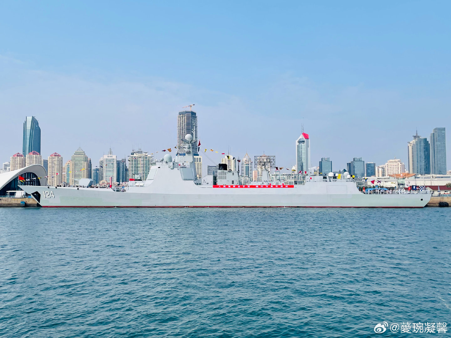 不如“舰”一面。
何其有幸，登上中国海军现役导弹驱逐舰。  ​