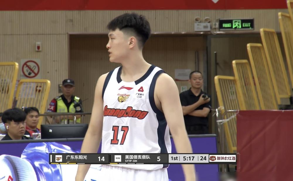 卢卡迎来宏远首秀，开局14‑7，广东热身赛打出好状态
热身赛对阵美国俄亥俄队，比赛刚进行到第一节4分多钟，新援卢卡·博日奇正式登场，迎来自己在广东宏远的首次亮相。
结果打完一看数据，好家伙，这哪是亮相，简直是来报到的！全场比赛广东95-64大胜，卢卡只打了16分钟，就拿下了9分6篮板7助攻2抢断