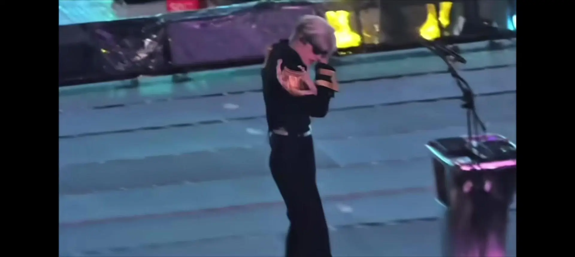 严浩翔solo舞台帅到我心巴上。谁懂啊！严浩翔的舞台表现真的太出彩，每一个动作每一个眼神都精准戳中审美，完全是视觉暴击的程度！