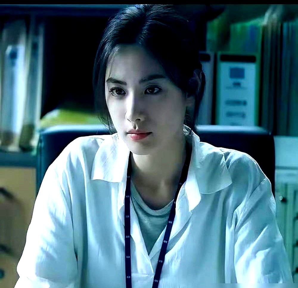 冲上全球第三的Netflix19禁古装剧，话题全在女二号那张肿得反光的嘴上。

林珍娜演个朝鲜寡妇，嘴唇却充满现代感。弹幕齐刷“iPhone face”，韩网直接开嘲这嘴比剧情还出戏。结果骂得越狠播放量越疯，9月18日上线没几天就杀进全球榜单前三。

林珍娜随后在Bubble发文道歉，承认这种审美选