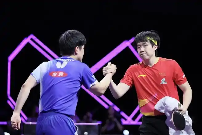 4个人，两个半区一块儿金牌，王楚钦对张本智和，林诗栋对松岛辉空（。

 
中国队男单是王楚钦、林诗栋，日本队派出张本智和、松岛辉空，都是各自的前两号签表，也像是商量好的一样。

王楚钦在上半区半决赛大概率要撞上张本智和。

林诗栋在下半区8强先碰松岛辉空，过了这一关，半决赛大概率还有林昀儒等着。
赛