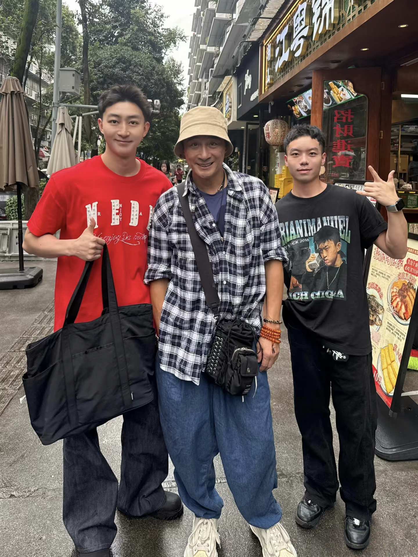 65岁吴镇宇一个人现身四川成都旅游，他的穿衣打扮挺时尚的，很有个人特色。身材很瘦，皮肤有点显黑，状态看起来还不错。最重要的是没有油腻感，这已经吊打一帮同龄人了！
他一个人去逛了美食街，还去逛了服装店，很多路人认出他，问他要了合照，他都没有拒绝，态度太好了！
据悉，吴镇宇近几年都在内地发展，大部分时间