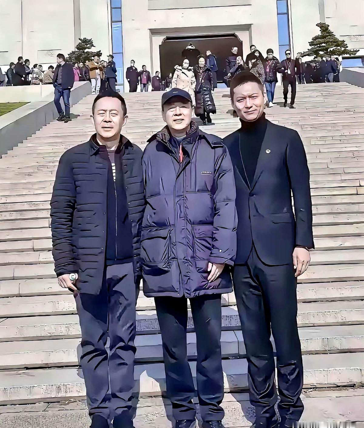 侯勇、李建义、任重，一张老照片把这仨人凑一块儿，瞬间炸了。

评论区清一色的佩服。有人说，这才是爷们儿该有的样子。

一个侯勇，在戏里吃着炸酱面，就把一个贪官的骨头缝都演透了。一个李建义，演的公公不娘不妖，成了多少人的童年记忆。任重，不声不响，一部接一部戏拍着，脸熟，戏稳。

他们从不搞什么“人设”