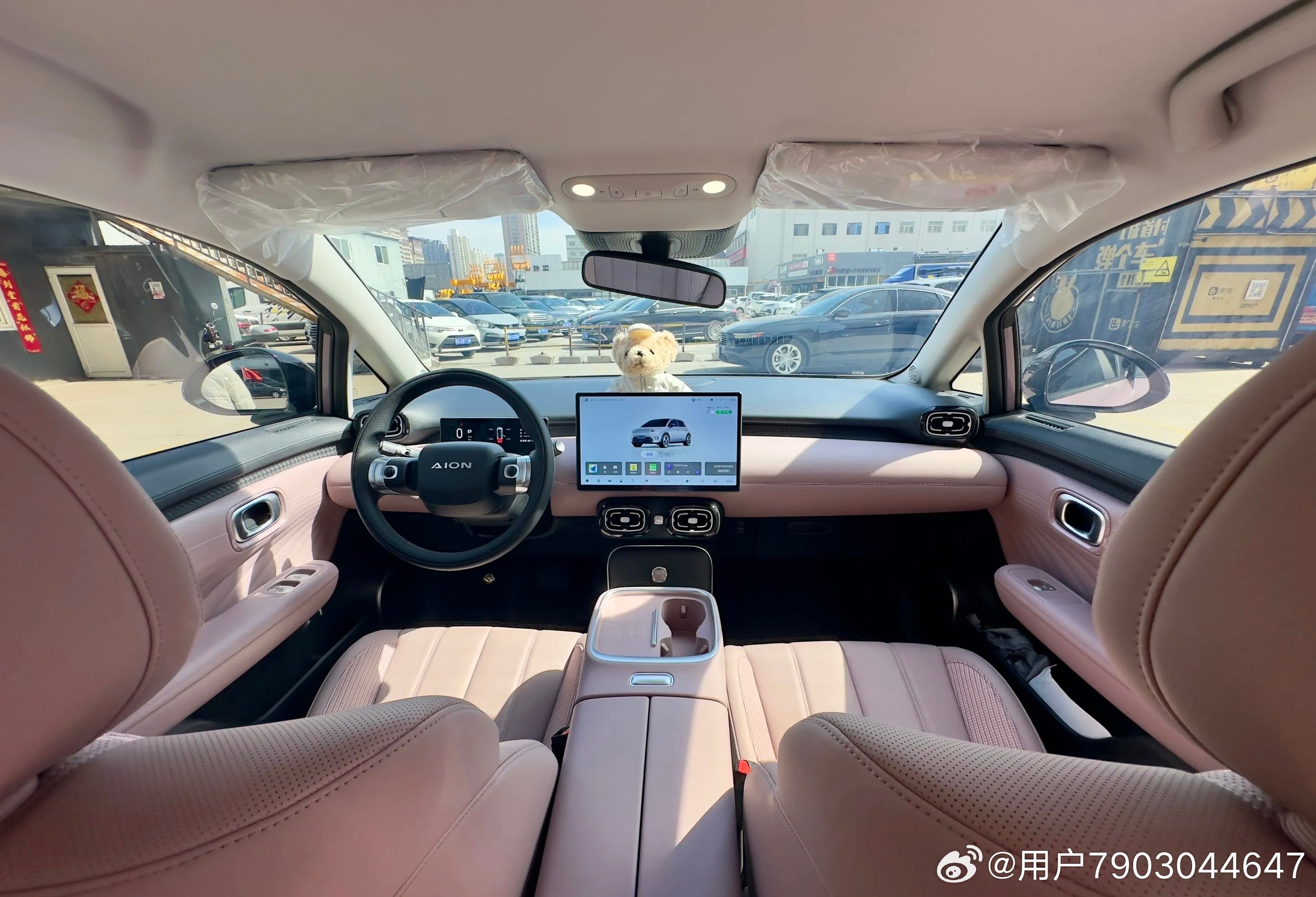#埃安ut焕新上市##长续航国民大两厢##家庭新主力# 终于等到埃安UT530宁德版正式上市了！这次特意跑成都车展看实车，没想到展台还有联名冰淇淋可以领，逛展体验直接拉满。
实际售价和权益我挺满意的，基本和我预期差不多，对比同级别代步车，性价比真的很能打，我个人更倾向入手中配。
现场近距离摸了薄 ​