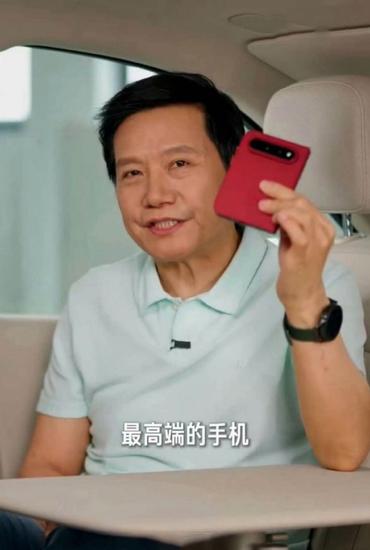小米18 Fold由于采用了中尺寸的折叠屏，再加上内存价格上涨，以及自研芯片等因素，价格可能万元起步。不过高端用户往往对价格并不敏感，而是更关注折叠屏的使用体验。就看小米在这方面会怎么优化了。雷军晒小米18 Fold真机