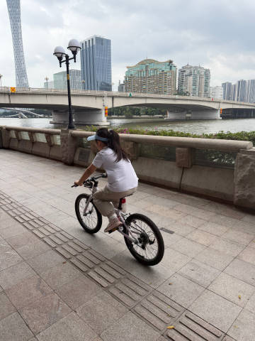 上周日<br />雨终于停了<br />太阳很大，很晒<br />但我...