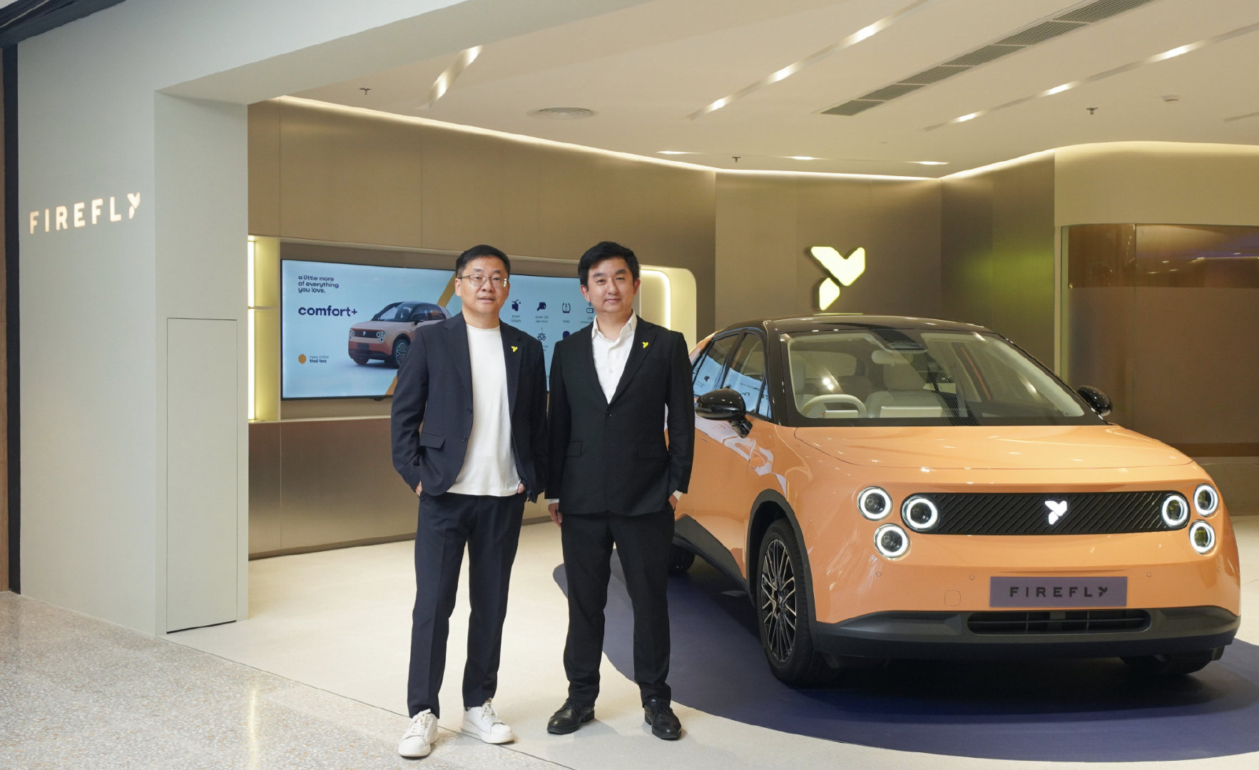 firefly萤火虫全球首个海外独立门店在泰国曼谷尚泰世界购物中心（centralwOrld）正式开业。

前两天还看到有人说，这个月萤火虫销量爆了，下个月蔚来的总销量会增长多少，可就很值得期待看看了。

#firefly萤火虫##自在发光# ​