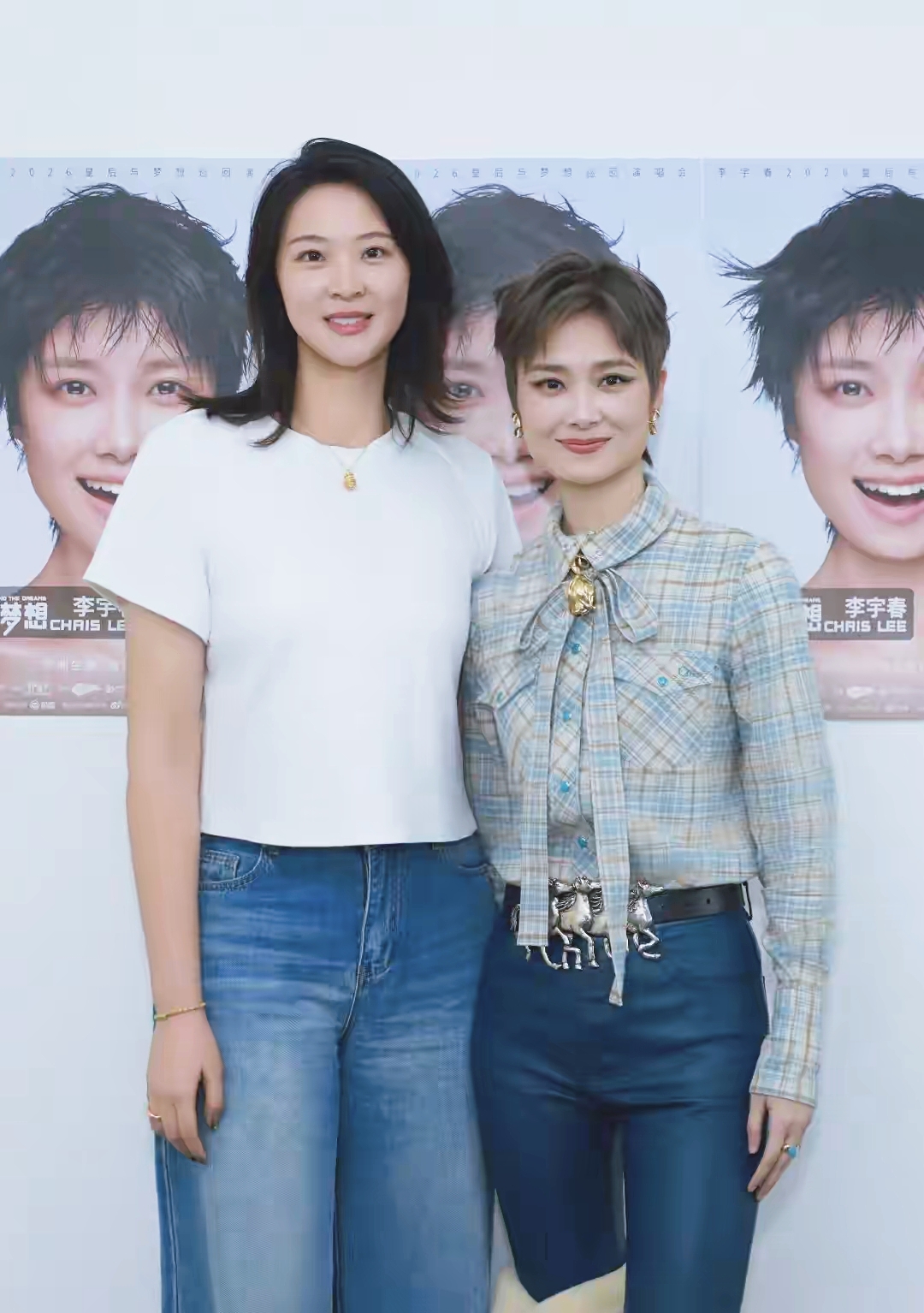 一个是跳水奥运冠军、一个是前女排队长、一个是华语乐坛二十年标杆——陈芋汐惠若琪李宇春三人同框的画面被网友称为“神仙合影”！陈芋汐从粉丝变成后台座上宾，惠若琪从合作搭档变成多年老友，文体一家亲的温暖感扑面而来