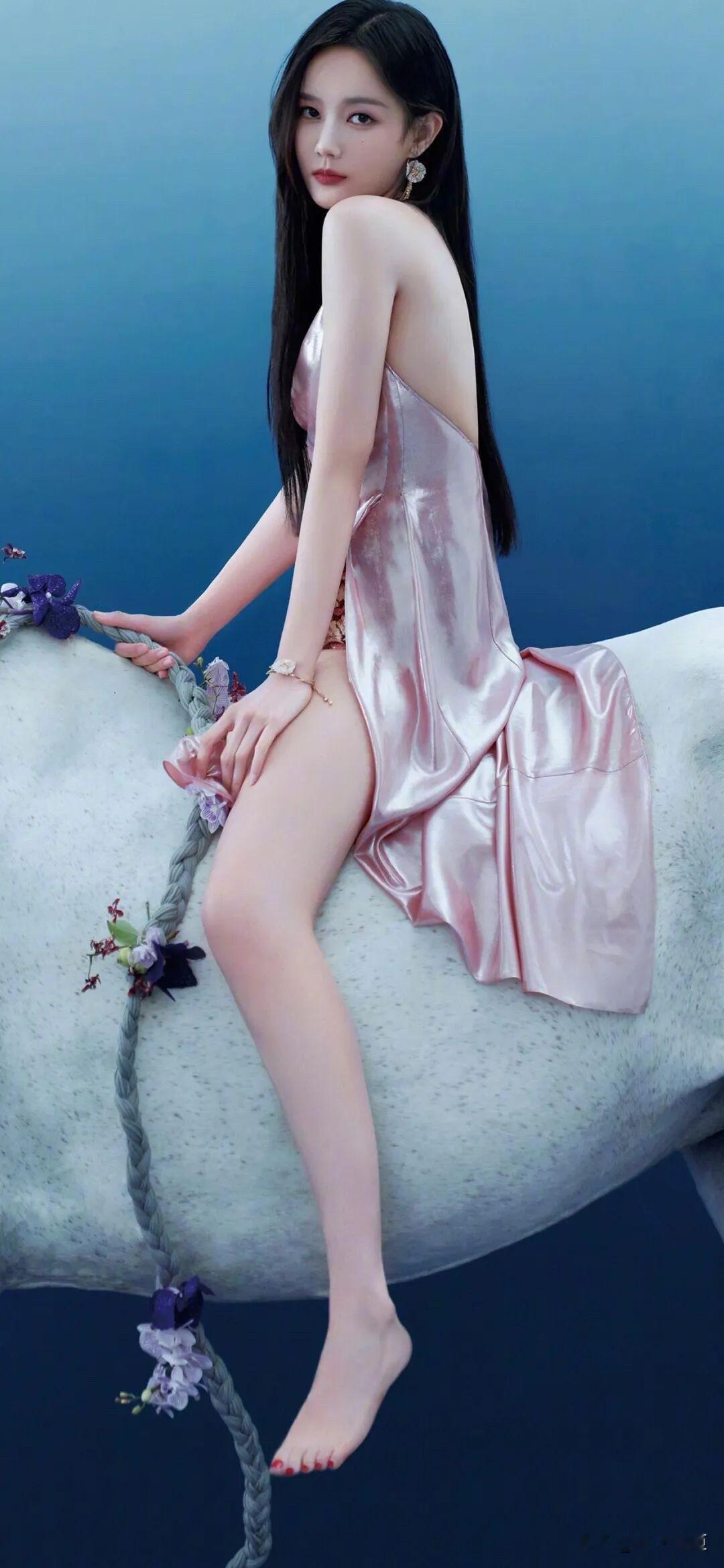 李一桐超好看的写真壁纸分享，美背太好看了。