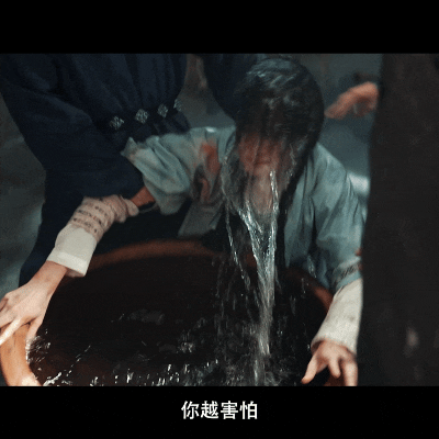 卢昱晓新剧受刑被浸水缸卢昱晓新剧受刑被浸水缸惊恐眼神和慌乱挣扎看得我浑...