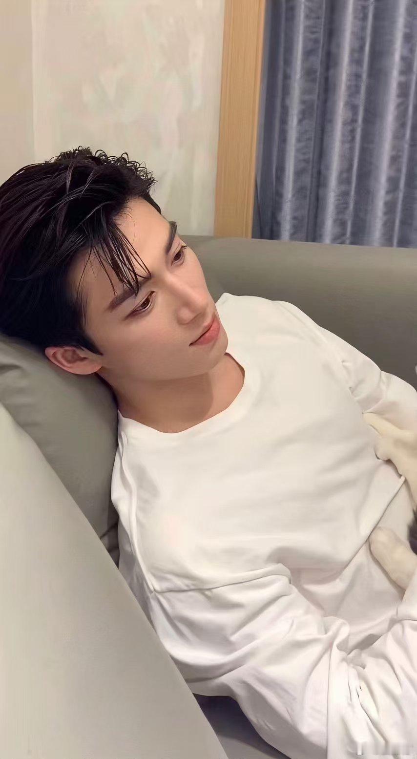 #花少8王星越口碑##花儿与少年# 王星越的口碑正在悄悄逆袭? 很多人是带着剧里高冷的印象来看花少，却被这个慢热的少年惊艳到。认真做好导游的每一项工作，默默付出很少声张。不争不抢，却有着细腻的共情力，懂得照顾每个人的感受。踏实稳重的样子，真的很加分。 ​