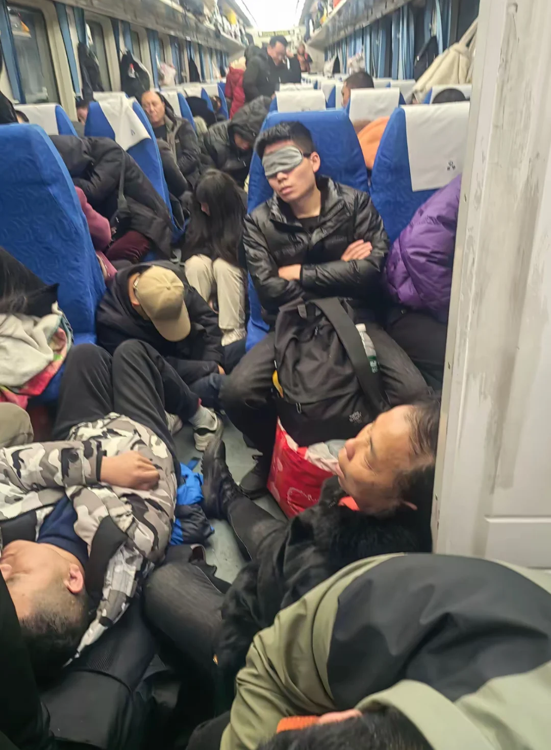 凌晨一点的车厢，写满生活的不容易！