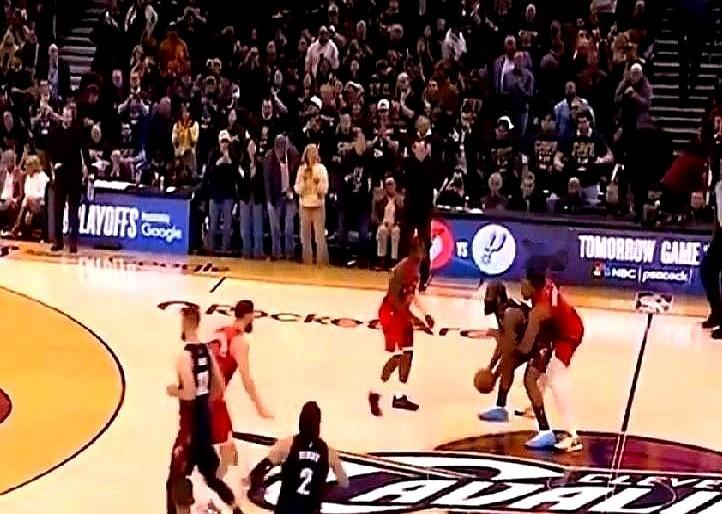 包夹米切尔？这招现在不好使了。  多伦多猛龙队想了个辙，开场就上两个人...