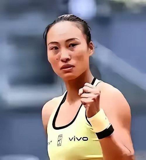 美网主办方现在肠子都悔青了吧？拒绝给伤愈复出的郑钦文外卡，非要把名额留给久疏战阵的大威卖情怀。结果人家硬生生从资格赛杀进八强，还0-5逆转了斯瓦泰克。
​8月19日美网公布外卡名单那天，大威廉姆斯的名字赫然在列。46岁、世界排名600位开外、巡回赛单打14连败。美网把这珍贵的正赛外卡递了过去— ​